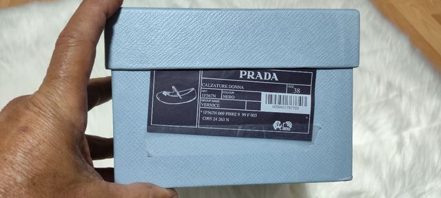 Caja y bolsa Prada