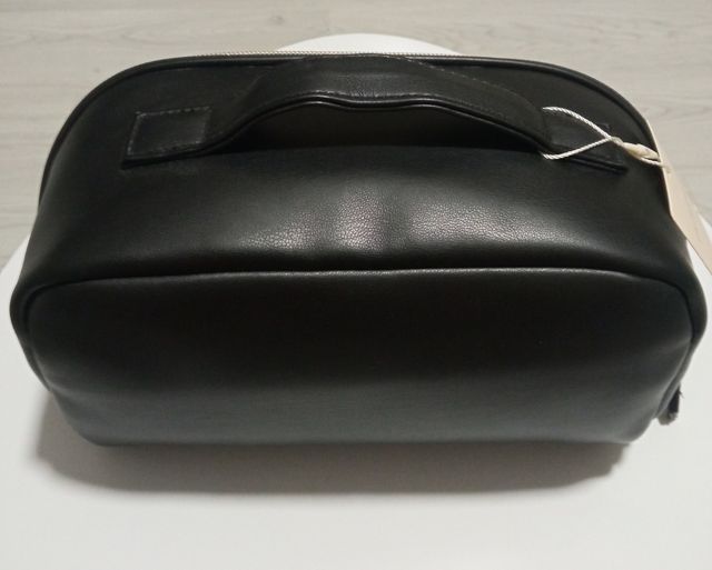 Neceser negro nuevo, con etiqueta