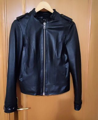 Cazadora de cuero negro de MANGO