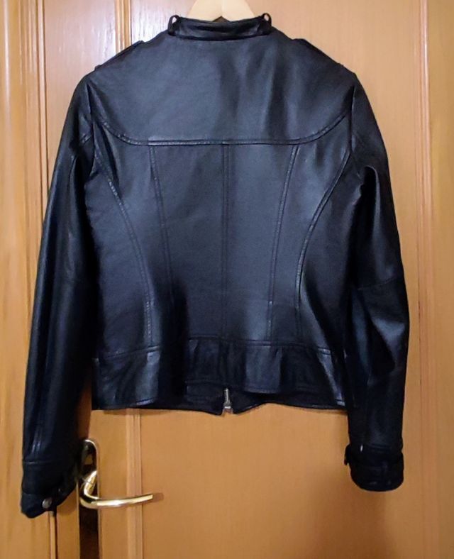 Cazadora de cuero negro de MANGO