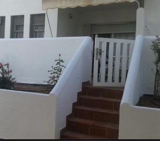 SE ALQUILA APARTAMENTO EN URB. 1RA LINEA DE PLAYA