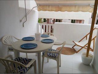 SE ALQUILA APARTAMENTO EN URB. 1RA LINEA DE PLAYA