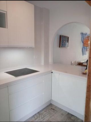 SE ALQUILA APARTAMENTO EN URB. 1RA LINEA DE PLAYA