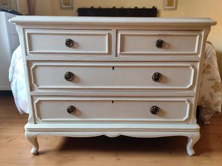 Cómoda blanca de madera