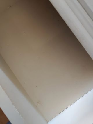 Cómoda blanca de madera