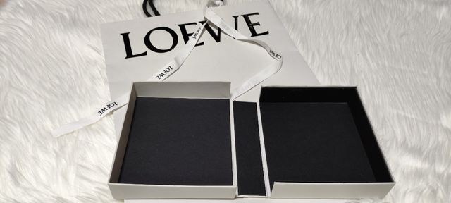 Bolsa y caja Loewe blancas