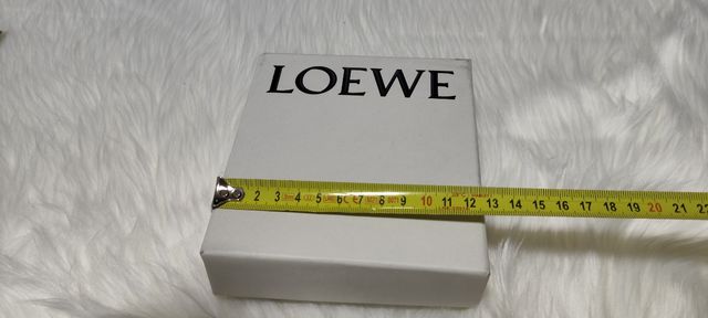 Bolsa y caja Loewe blancas