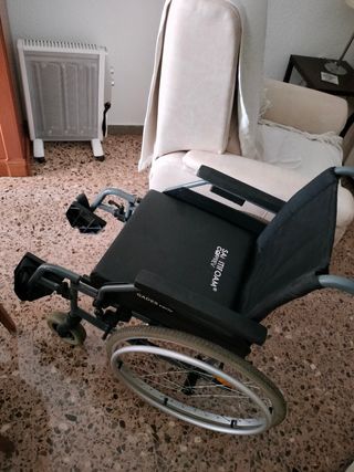 Silla de ruedas con cojín ergonoico