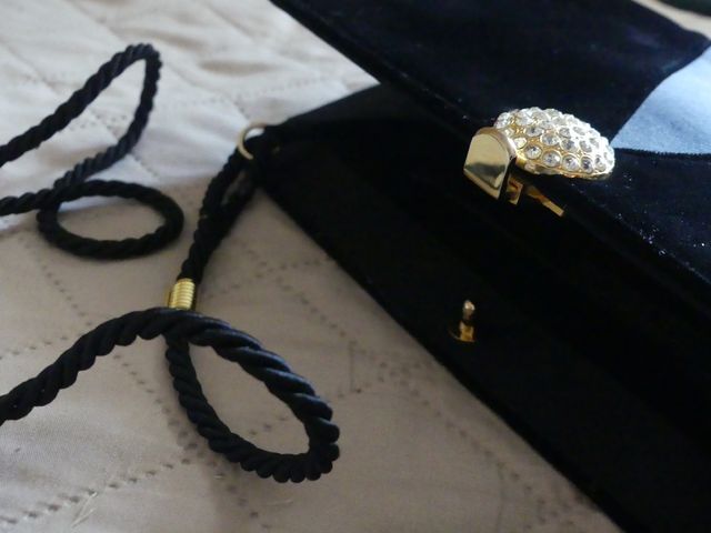 Borsa vintage "I Santi" in velluto nero.