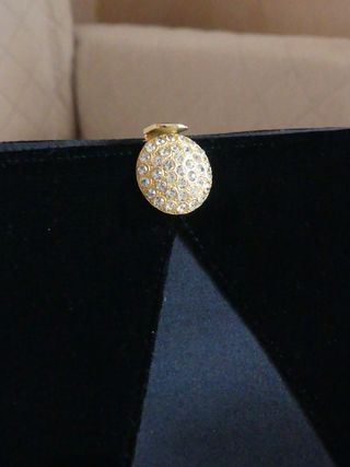 Borsa vintage "I Santi" in velluto nero.