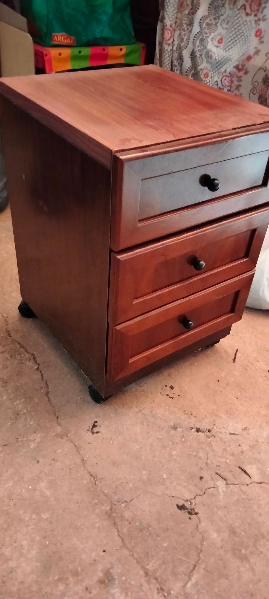 Mesita de 3 cajones madera