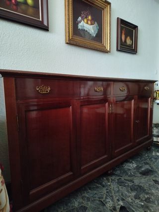 Elegante aparador de madera caoba maciza