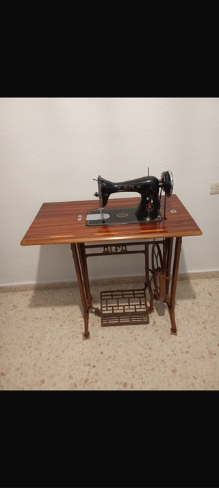 Maquina de coser antigua marca Alfa