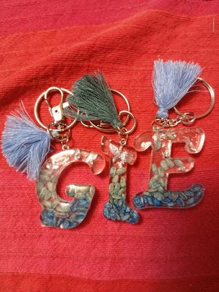 Lote de 3 Charms o Llaveros de iniciales en resina