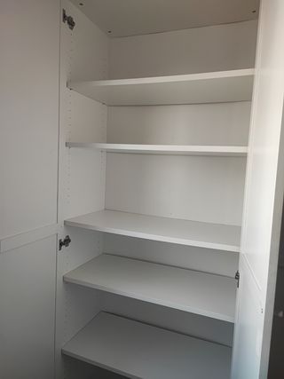 .Estantería Billy con puerta Ikea.