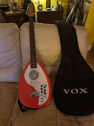 Bajo VOX Apache rojo