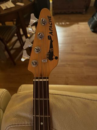 Bajo VOX Apache rojo