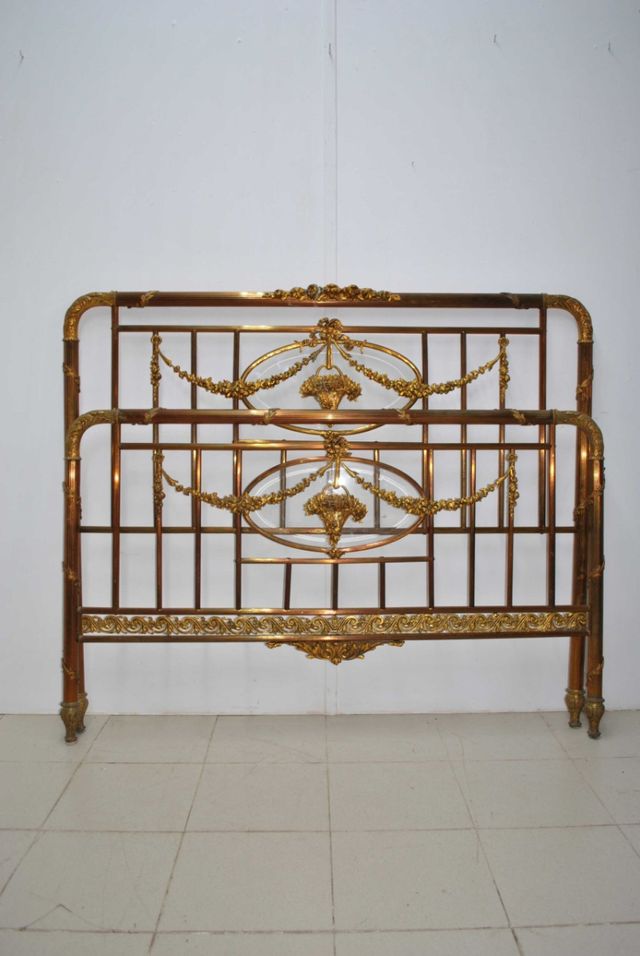 Antigua cama de bronce isabelina
