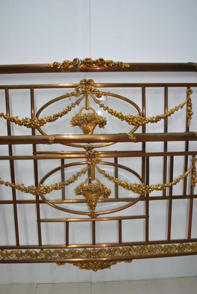 Antigua cama de bronce isabelina