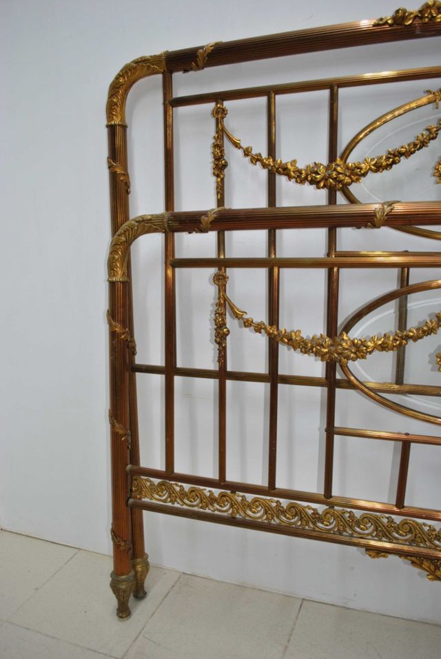 Antigua cama de bronce isabelina