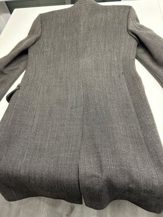 Abrigo largo entallado gris muy elegante