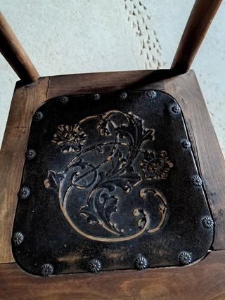 Pareja sillas antiguas de madera. Asiento repujado