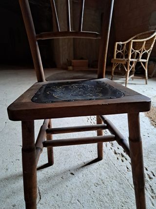 Pareja sillas antiguas de madera. Asiento repujado