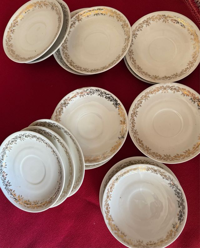 Platos porcelana borde dorado- 15 piezas