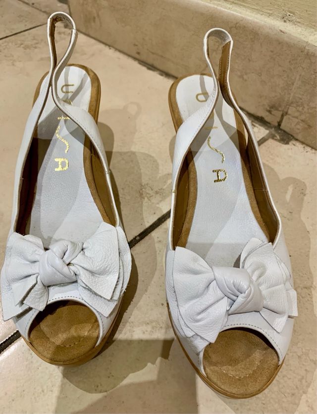 Zapatos blancos de piel