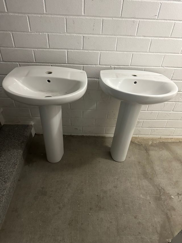 2 Lavabos Roca como nuevos una con grifo