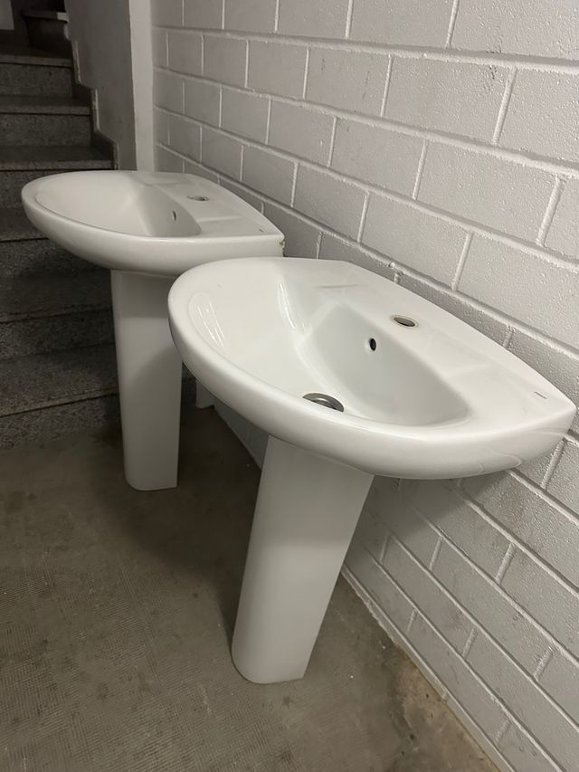 2 Lavabos Roca como nuevos una con grifo