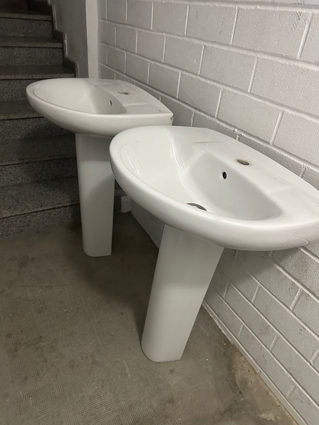 2 Lavabos Roca como nuevos una con grifo