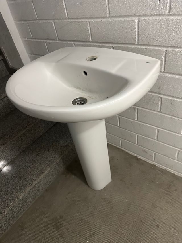 2 Lavabos Roca como nuevos una con grifo