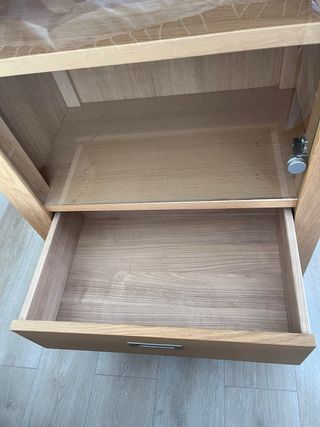 Vitrina con 3 spots madera macisa muy buen estado