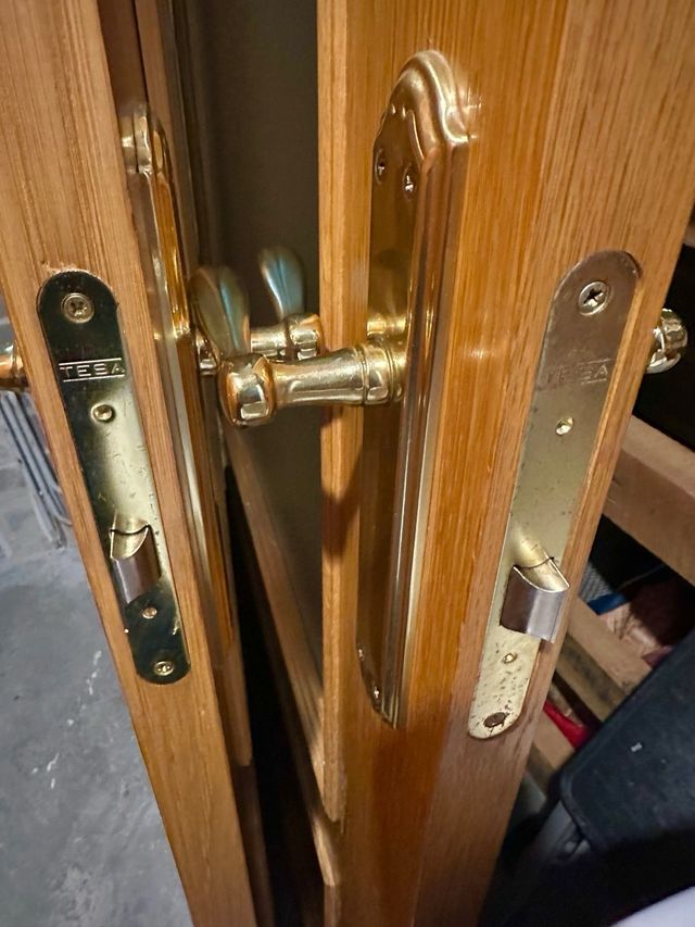 Puertas dobles de madera maciza