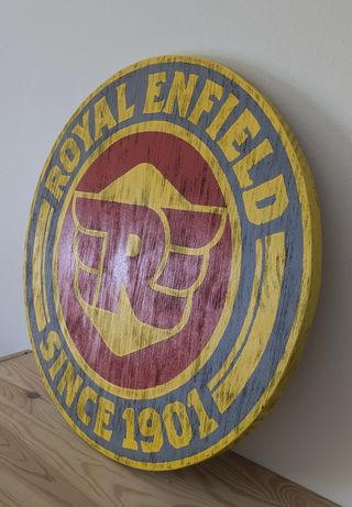 Logo Royal Enfield vintage en madera