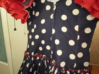 Traje de flamenca azul y rojo con lunares blancos