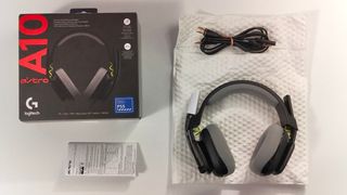 Auriculares Logitech Astro A10 en su caja