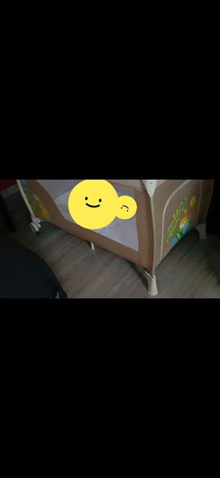 Cuna de viaje en buen estado.
