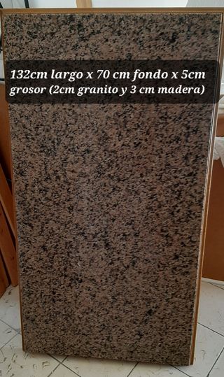 Mesa con tapa de granito y madera. Con un cajón.