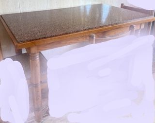 Mesa con tapa de granito y madera. Con un cajón.