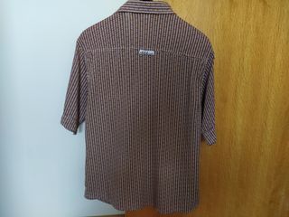 Camisa hombre verano con dibujo granate, ocre y bl