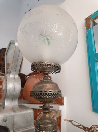 Lámpara antigua de metal y cristal