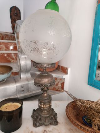 Lámpara antigua de metal y cristal