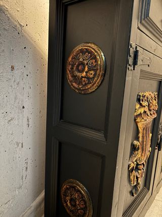 Mueble vintage negro y dorado