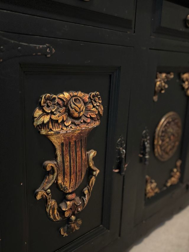 Mueble vintage negro y dorado