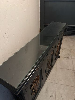 Mueble vintage negro y dorado