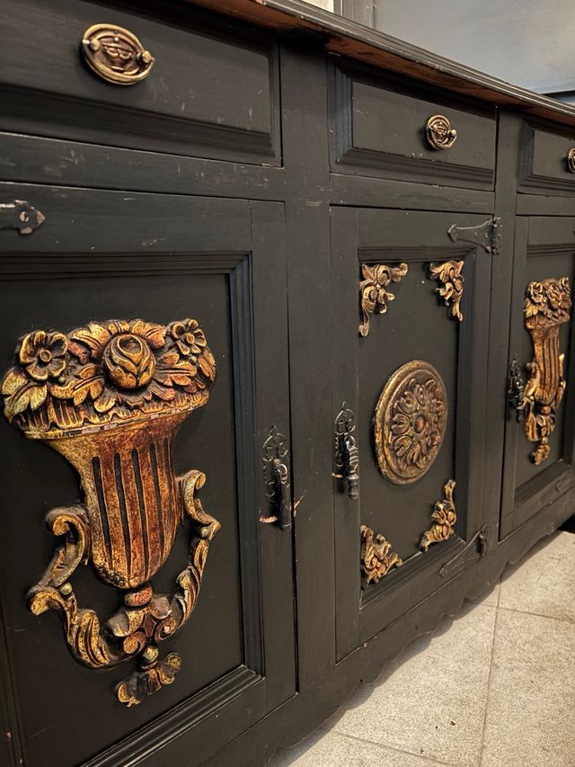 Mueble vintage negro y dorado