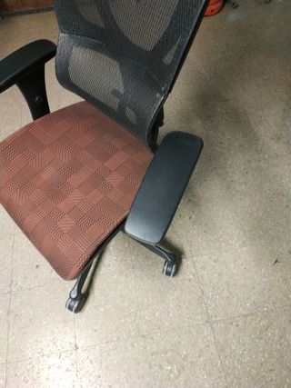 Sillón giratorio marrón y negro.