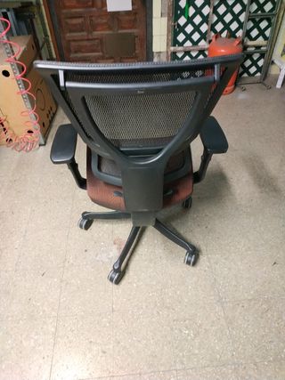 Sillón giratorio marrón y negro.